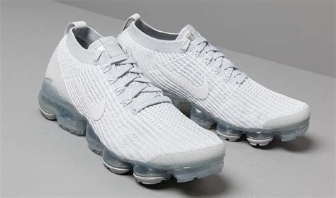 The stretchy <strong>Flyknit</strong> upper is made with at least 20% recycled content by weight. . Vapormax flyknit white